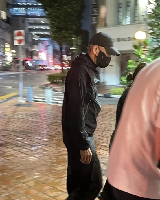 周润发身型突然瘦削。